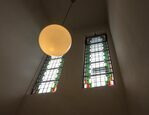 Glas in lood en lamp in het trappenhuis van de Openbare Bibliotheek.
<br/>
Marcel Westhoff, mei 2016